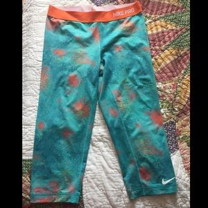 Nike pro multicolored capri tights